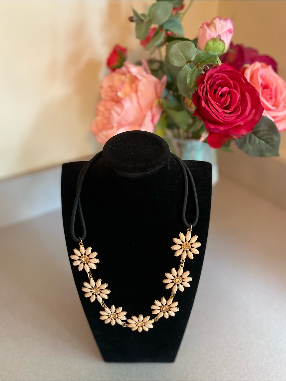 Elegant Ivory Flower Necklace - Women Jewelry